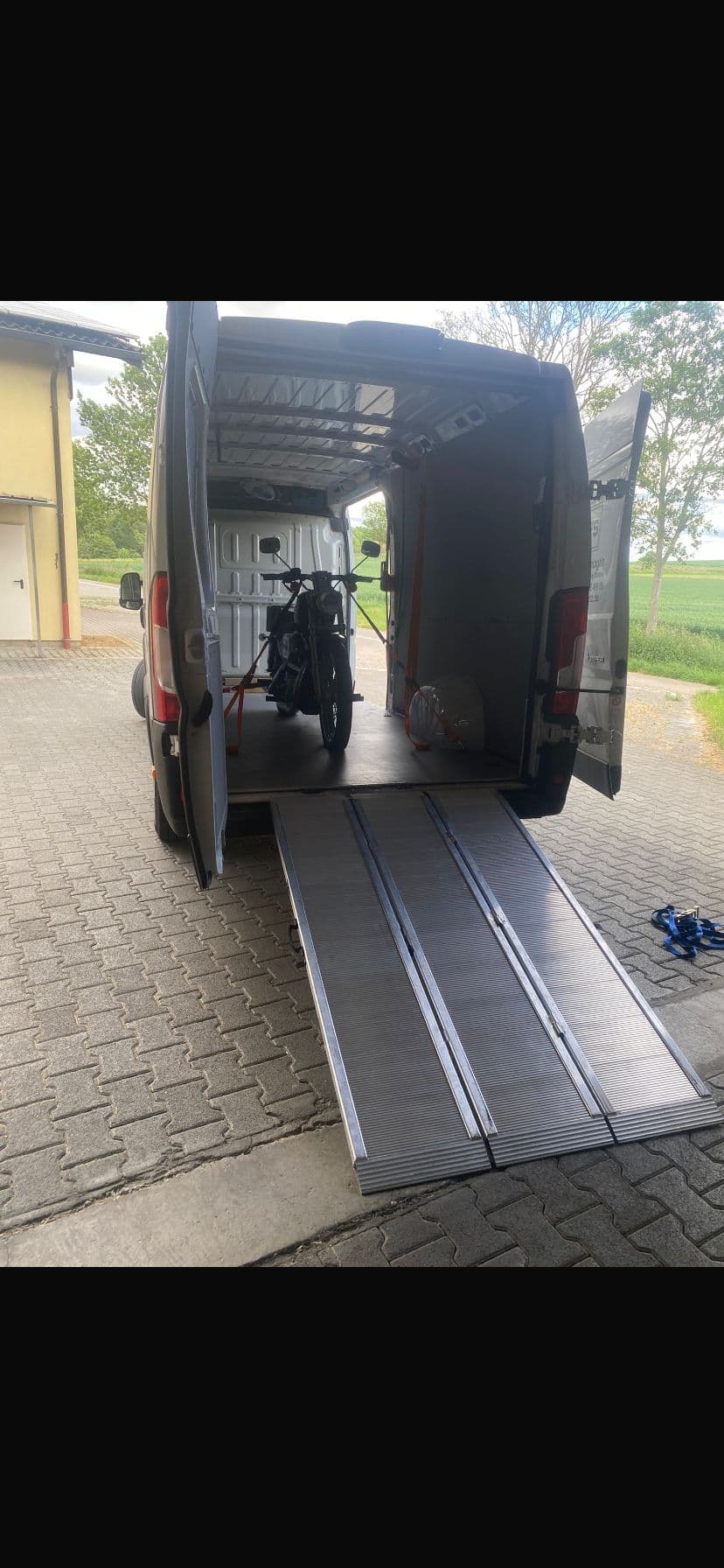 Motorradtransport über Land