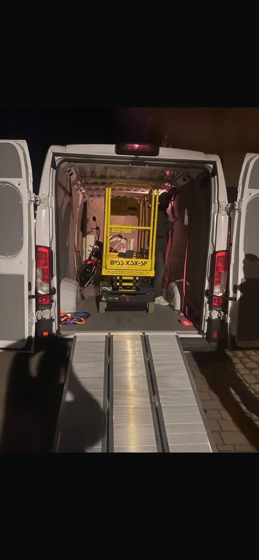 Treppenlift-Transport bei Nacht